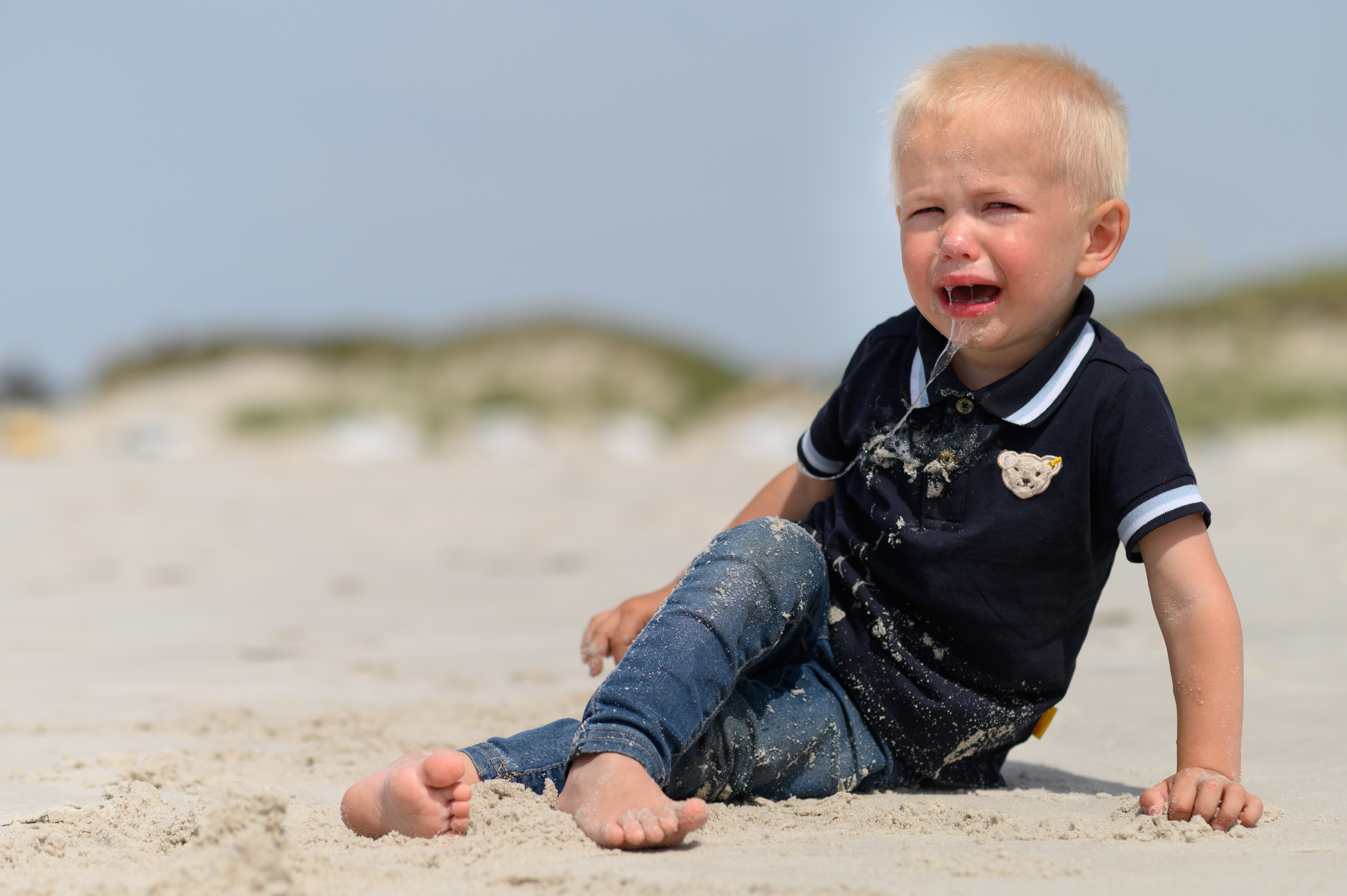 Kind am Strand - heult und trotzt